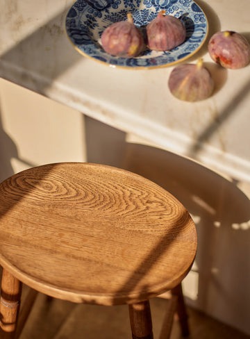 Oval bar stool with 66cm height and sturdy foot rung