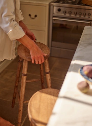 Oval bar stool with 66cm height and sturdy foot rung