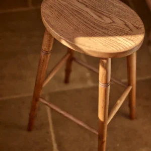 Oval bar stool with 66cm height and sturdy foot rung