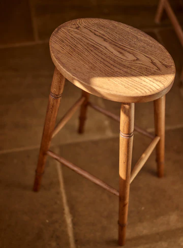Oval bar stool with 66cm height and sturdy foot rung
