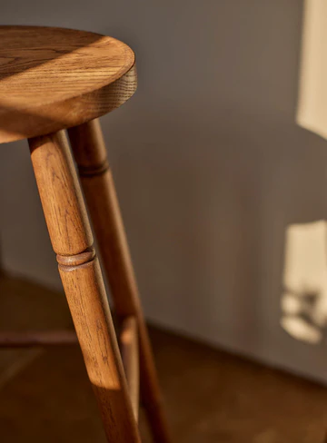 Oval bar stool with 66cm height and sturdy foot rung