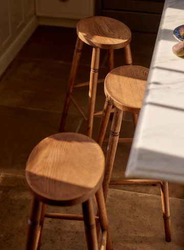 Oval bar stool with 66cm height and sturdy foot rung