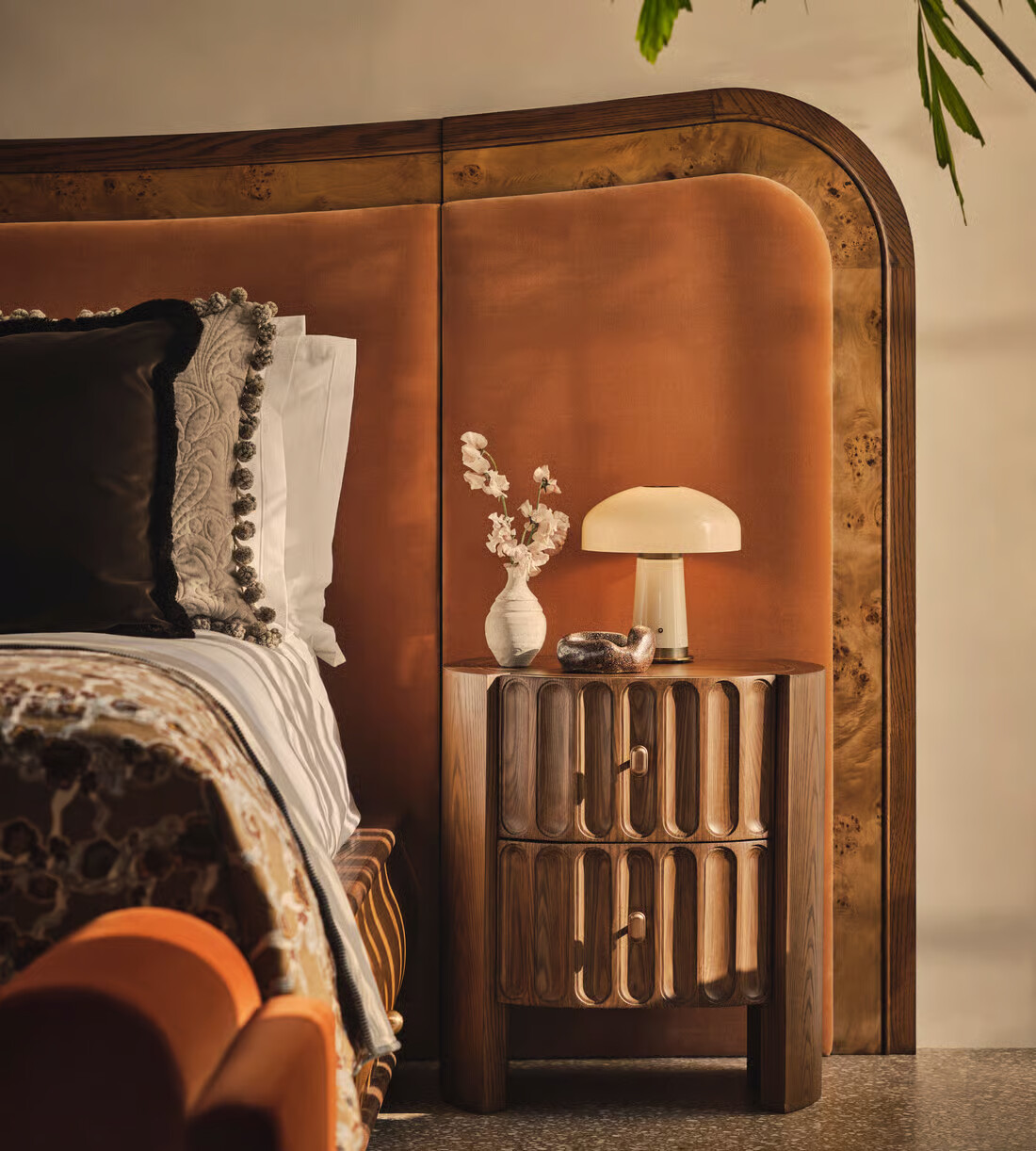 Night stand table with drawer in antique brass finish and pill-shaped grooves Night stand table with drawer in antique brass finish and pill-shaped grooves