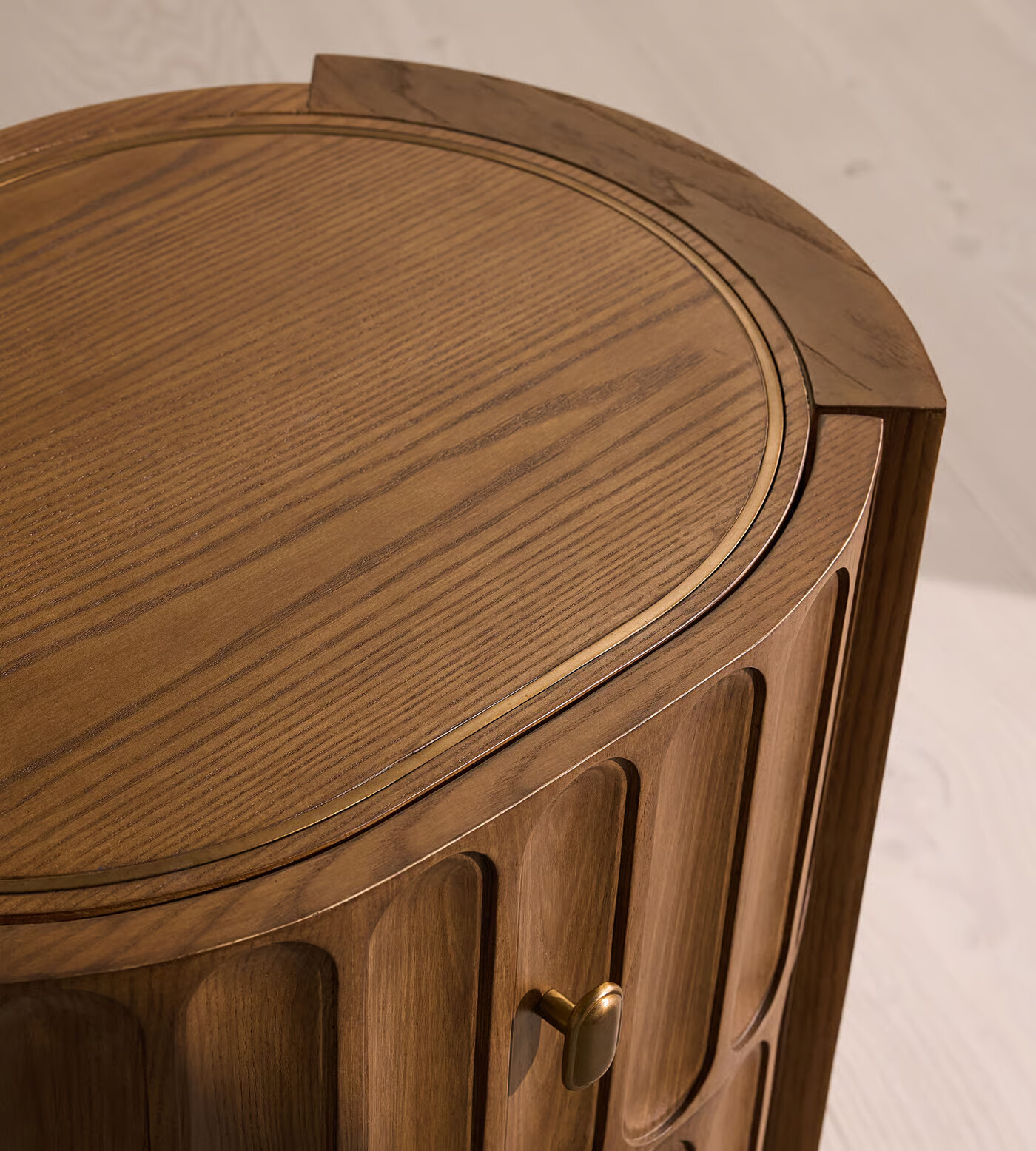 Night stand table with drawer in antique brass finish and pill-shaped grooves Night stand table with drawer in antique brass finish and pill-shaped grooves