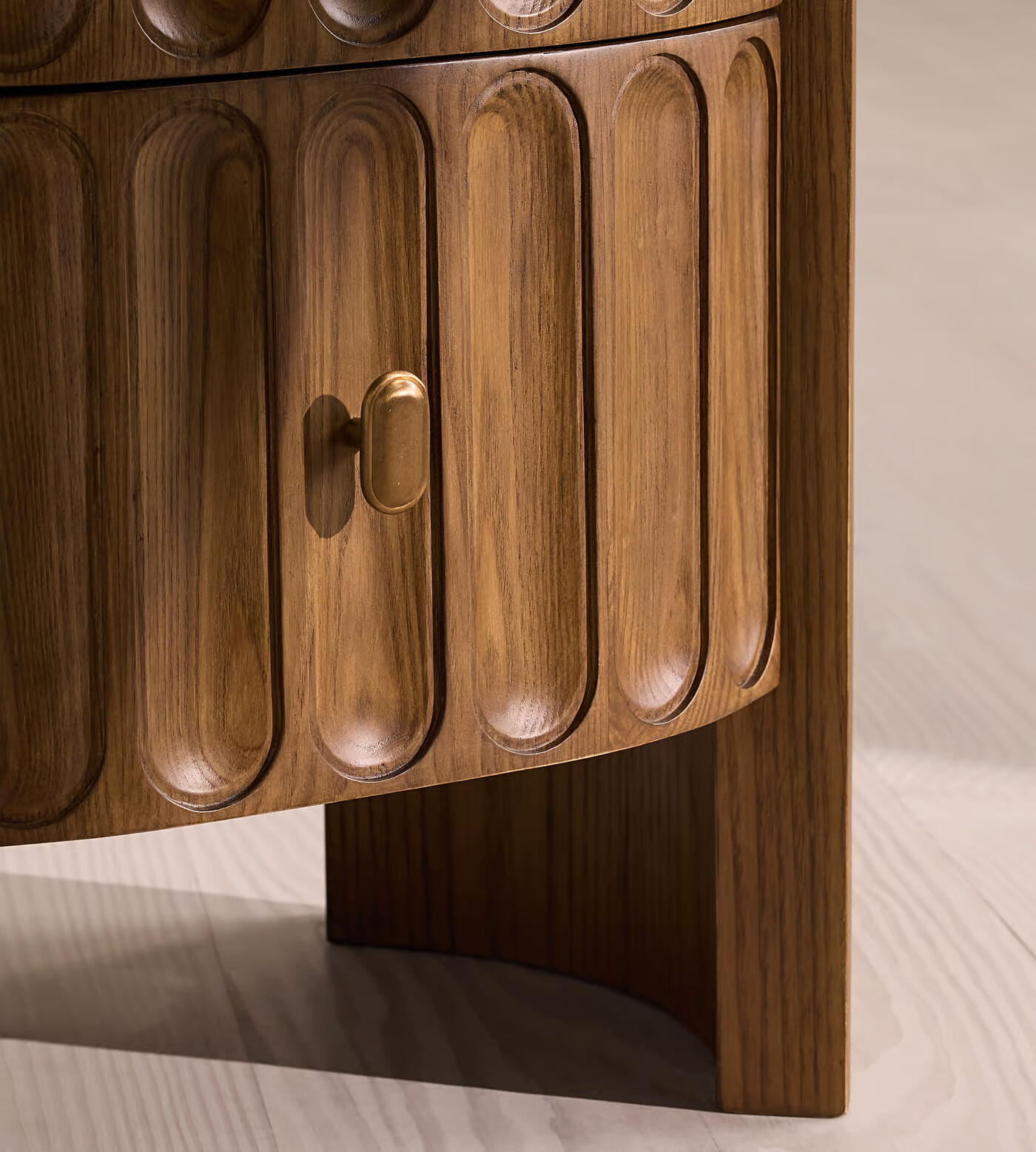 Night stand table with drawer in antique brass finish and pill-shaped grooves Night stand table with drawer in antique brass finish and pill-shaped grooves