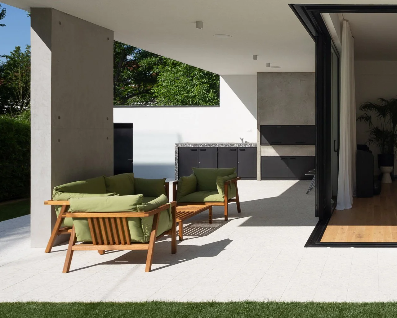 Outdoor sofa set 1+2+3 with coffee table in teak wood finish and removable cushions Outdoor sofa set 1+2+3 with coffee table in teak wood finish and removable cushions