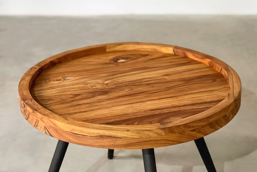 Round coffee table in teak wood with natural brown top and black legs Round coffee table in teak wood with natural brown top and black legs
