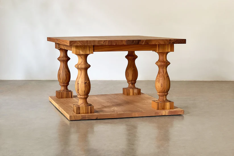 Natural antique coffee table in solid teak wood with natural brown finish Natural antique coffee table in solid teak wood with natural brown finish