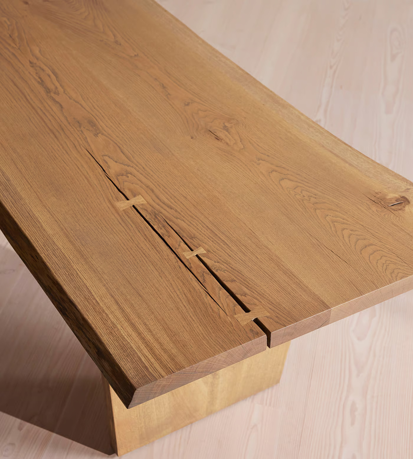 Rectangular dining table in teak wood with natural finish