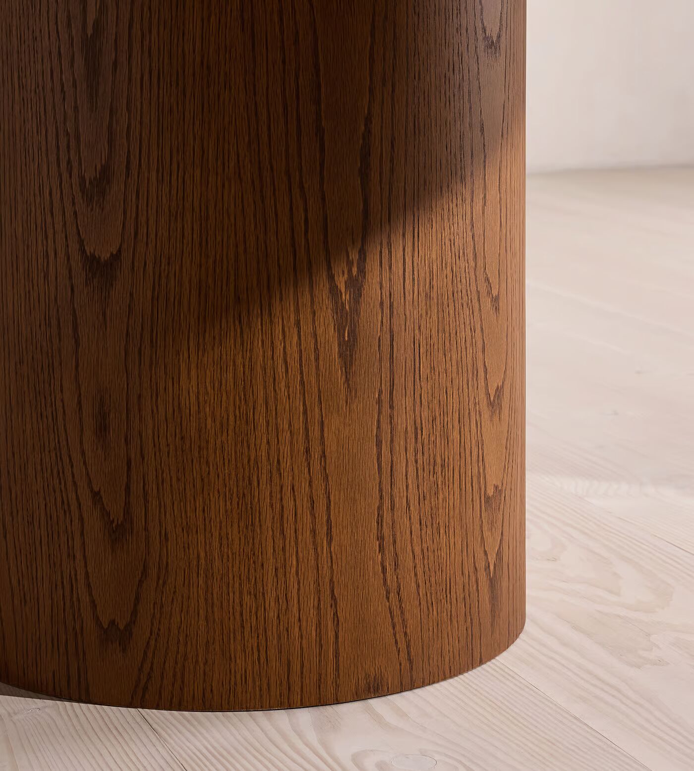 Round dining table in teak wood with brown finish