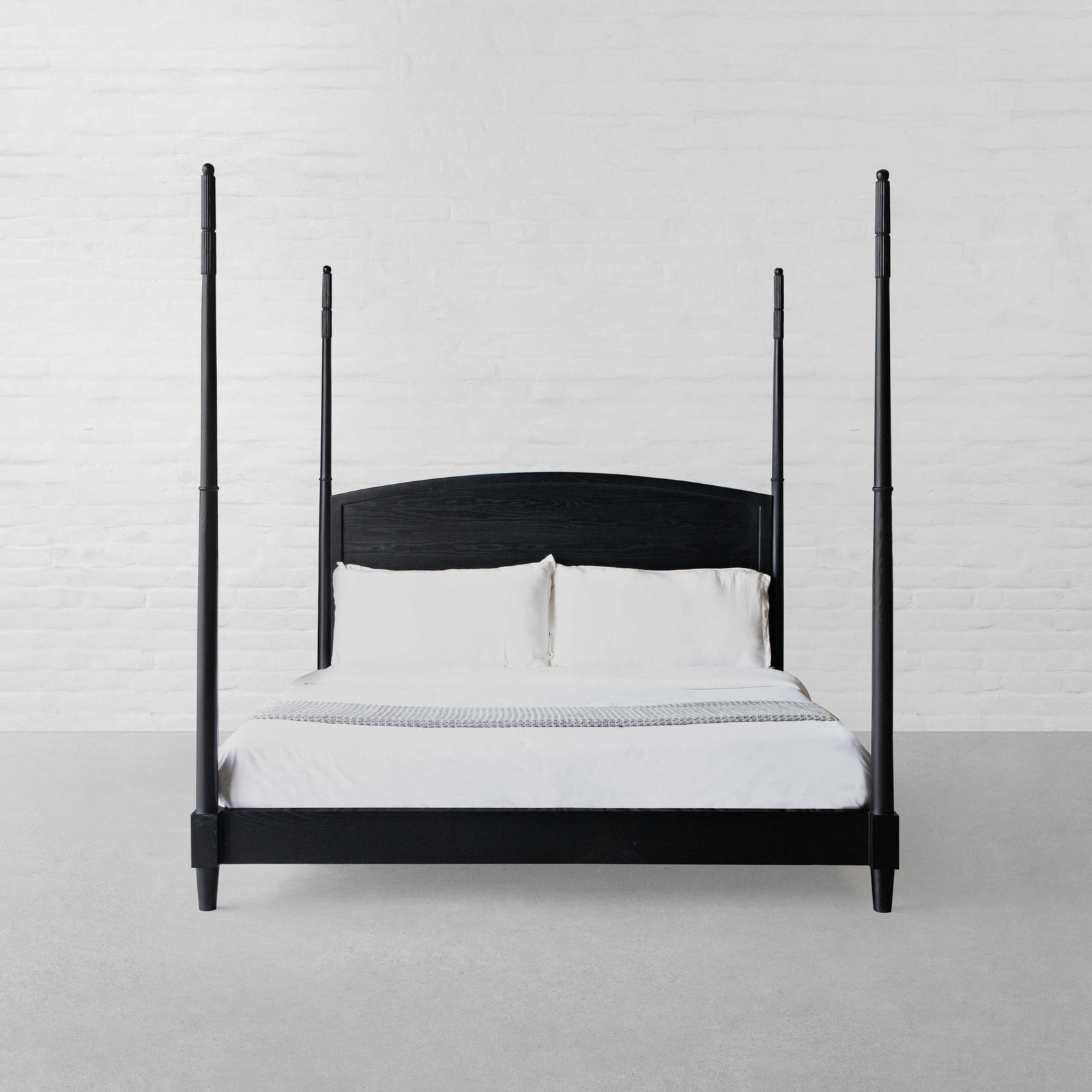 Poster wooden bed in teak wood with natural black finish