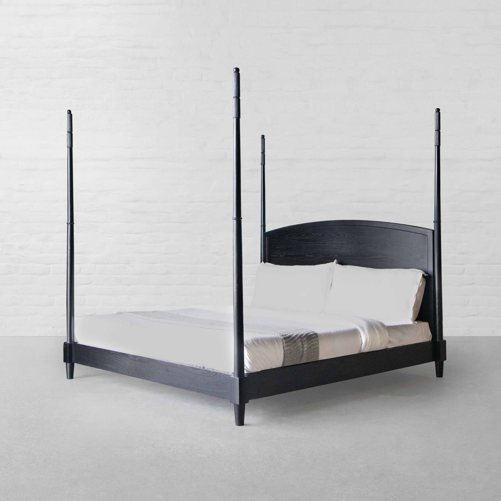 Poster wooden bed in teak wood with natural black finish