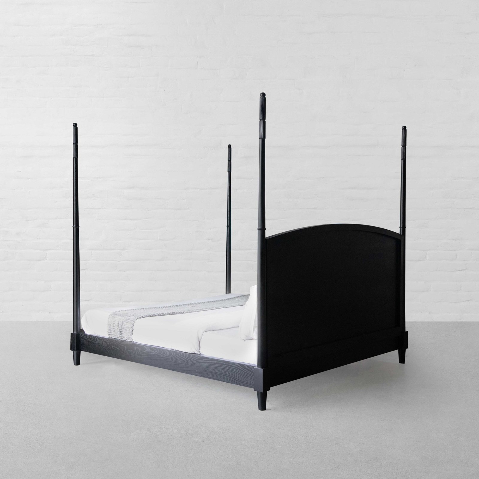 Poster wooden bed in teak wood with natural black finish